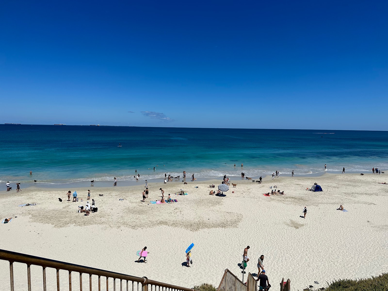 Foto de Leighton Beach com linha costeira longa e reta