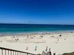 Foto de Leighton Beach com linha costeira longa e reta