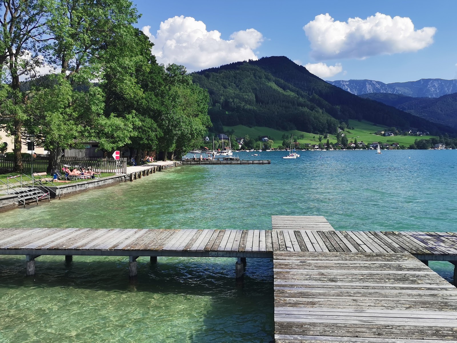 Strandbad Weyregg'in fotoğrafı düz bir kıyı şeridi ile birlikte