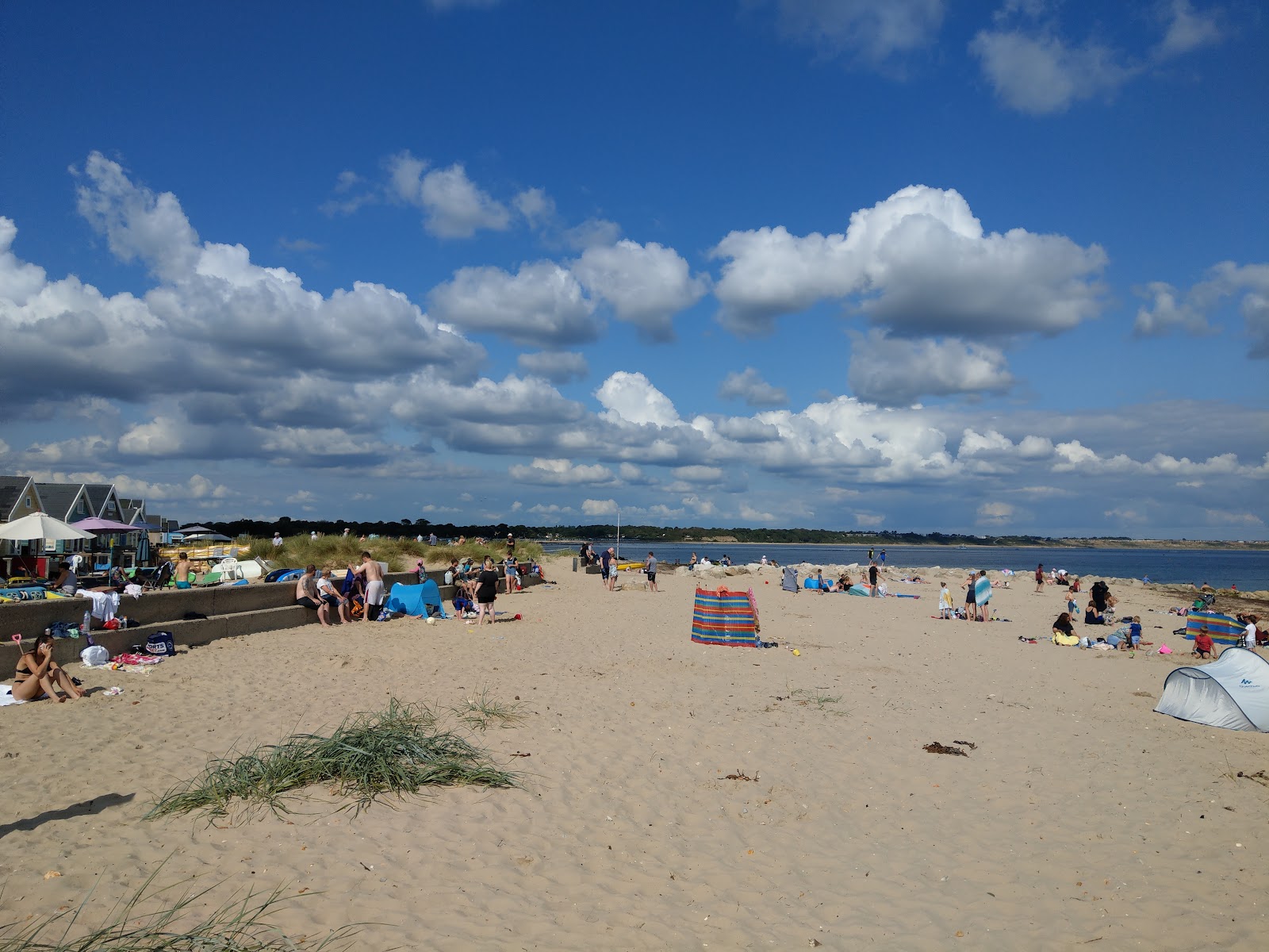 Foto de Praia de Mudeford - lugar popular entre os apreciadores de relaxamento