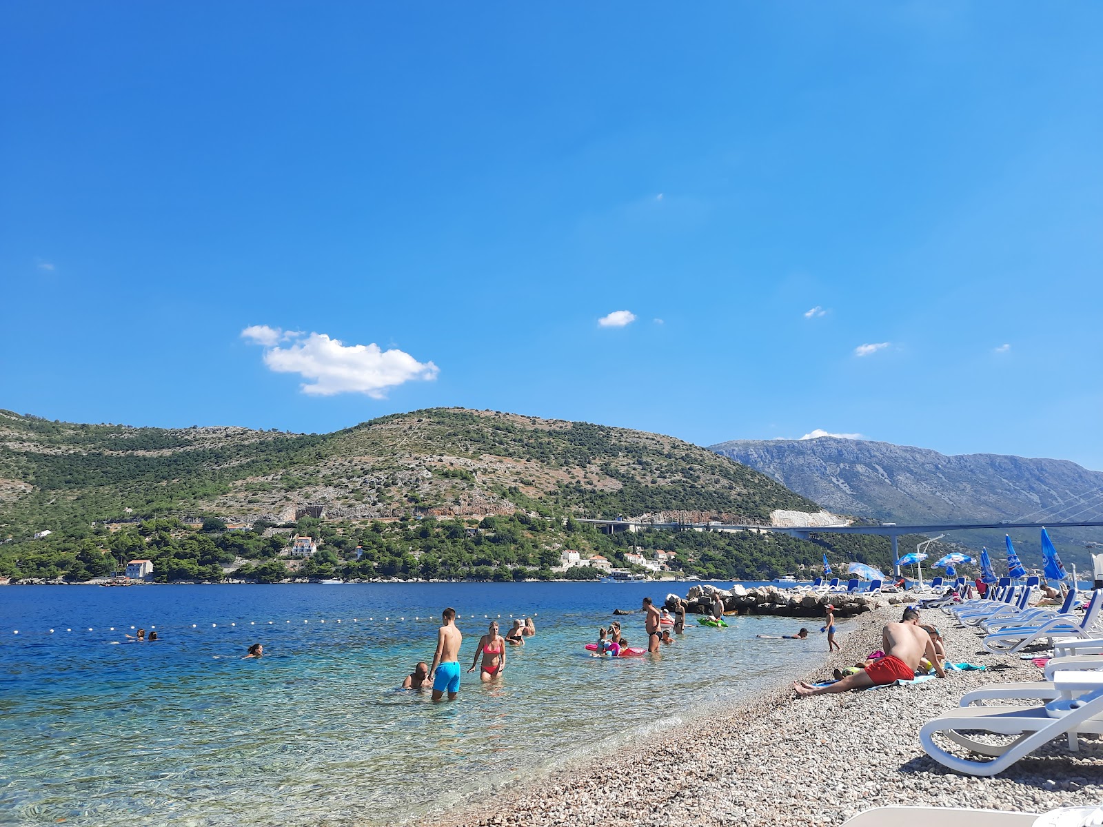 Foto di Mandrac Beach con una superficie del ciottoli grigi