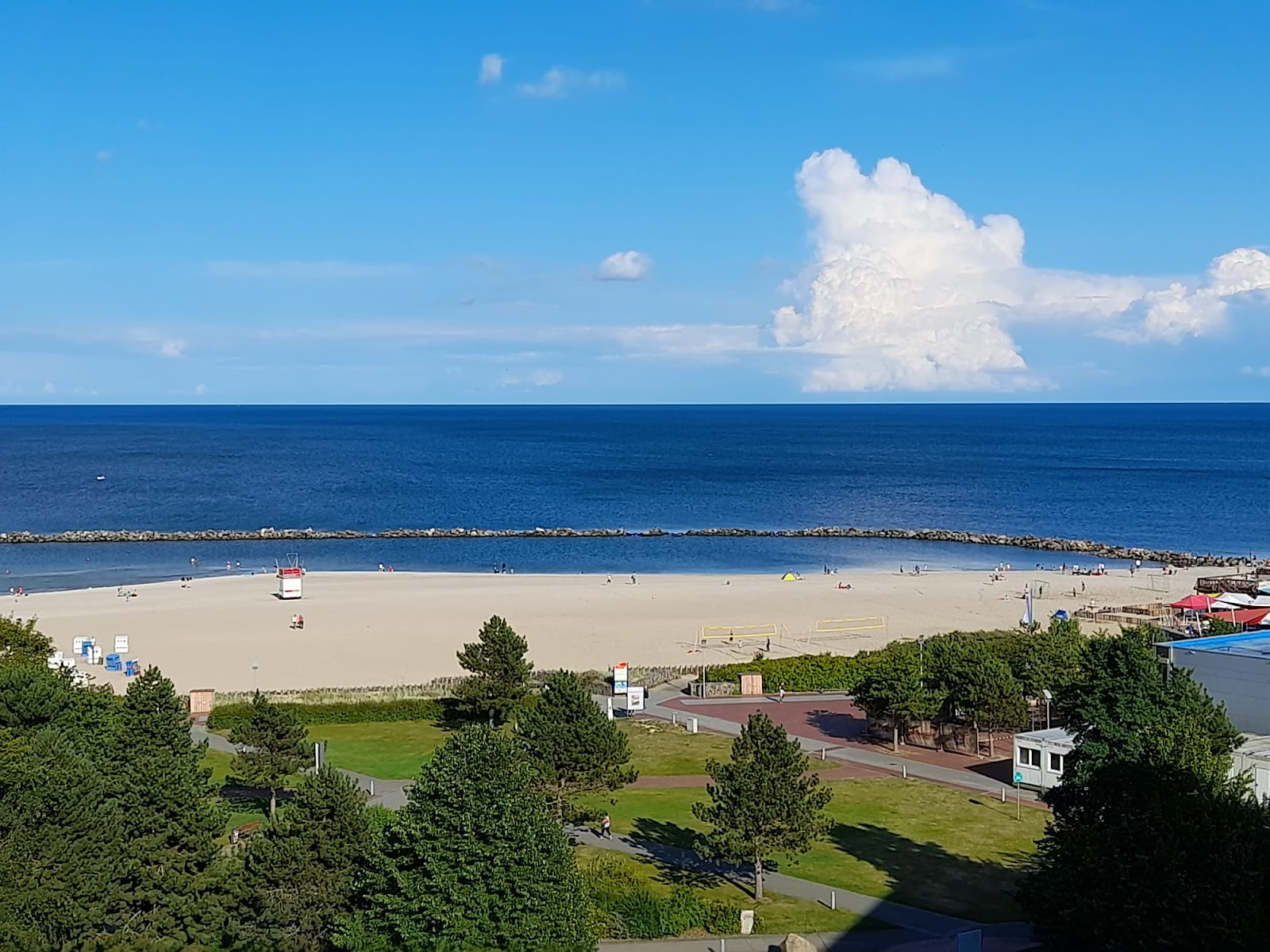 Foto av Damp strand med rymlig strand