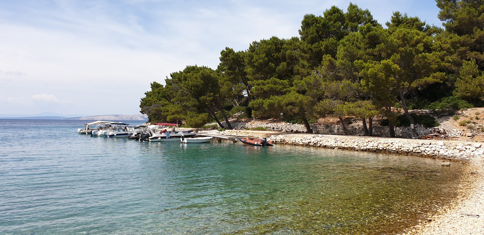Zdjęcie Arta Beach poparte klifami