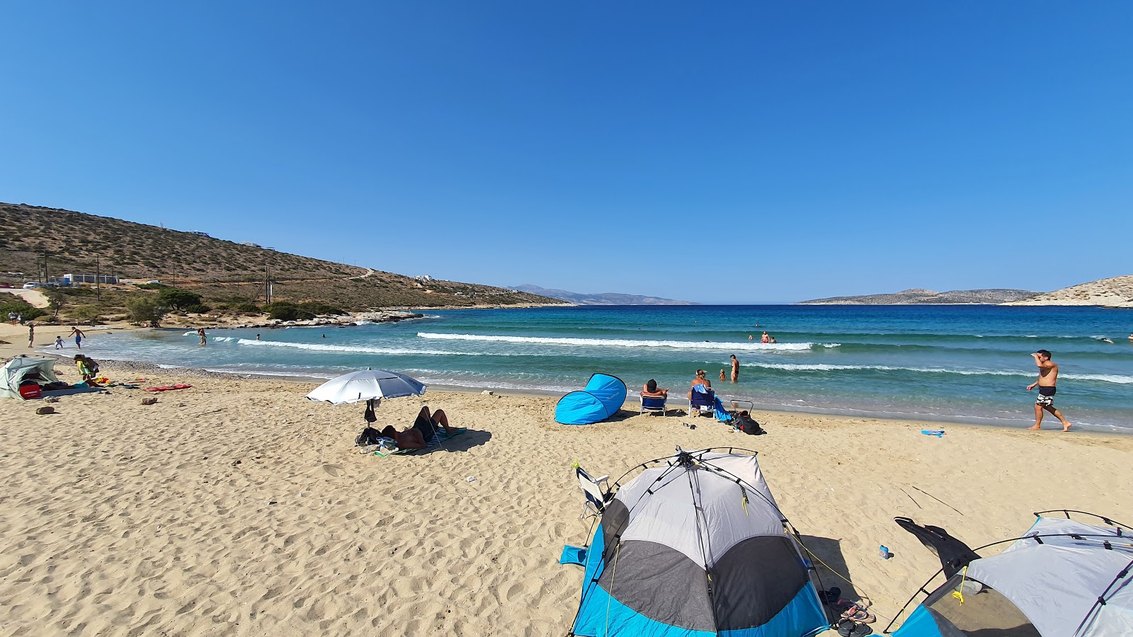 Foto di Spiaggia di Livadi con una superficie del sabbia luminosa