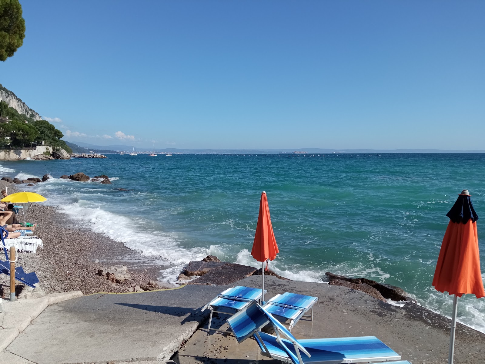 Spiaggia delle Ginestre的照片 带有灰色细卵石表面