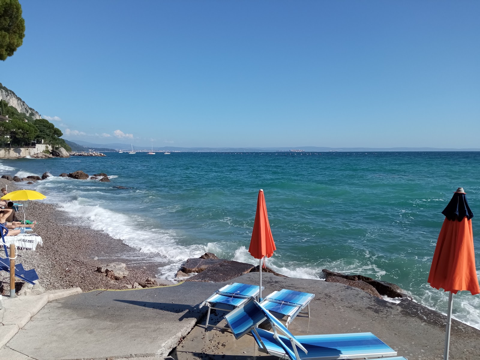 Foto di Ginestre Beach con una superficie del ciottoli grigi