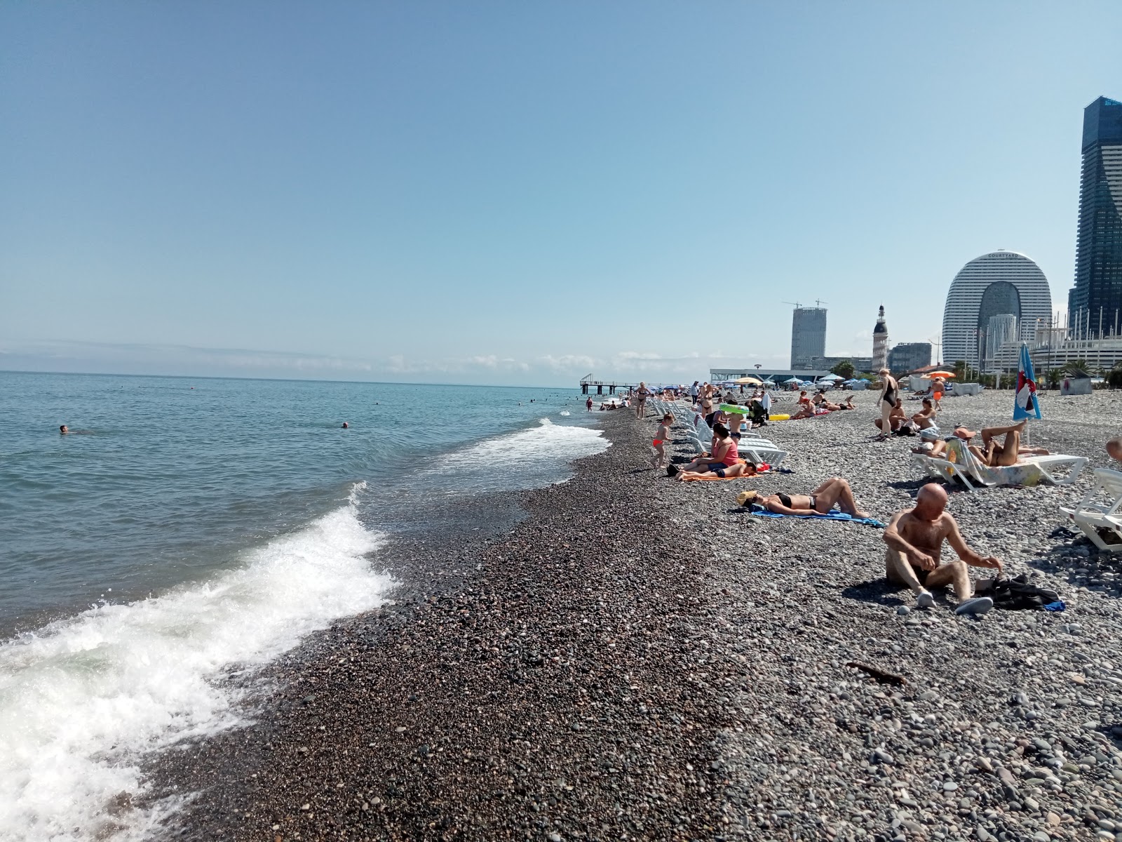 Foto di Batumi beach con una superficie del ciottoli beige