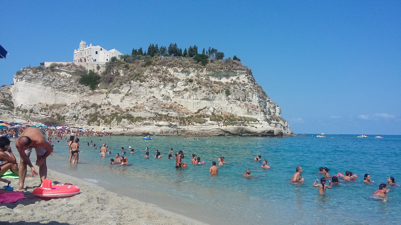 Foto di Spiaggia della Rotonda e l'insediamento