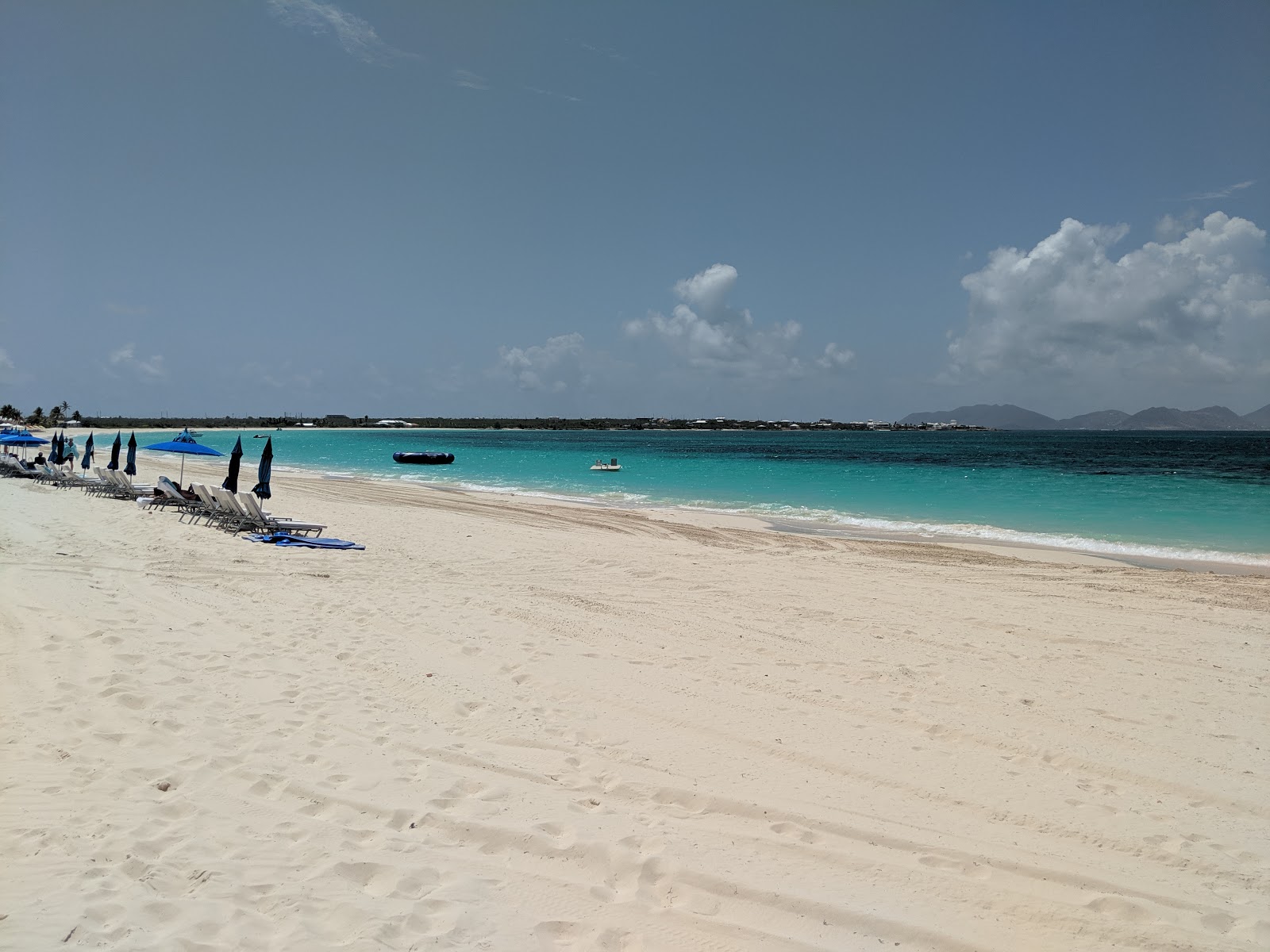 Azure beach的照片 带有明亮的沙子表面