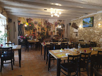 Atmosphère du Restaurant français Auberge La Marmite à Saint-Pierre-de-Côle - n°2