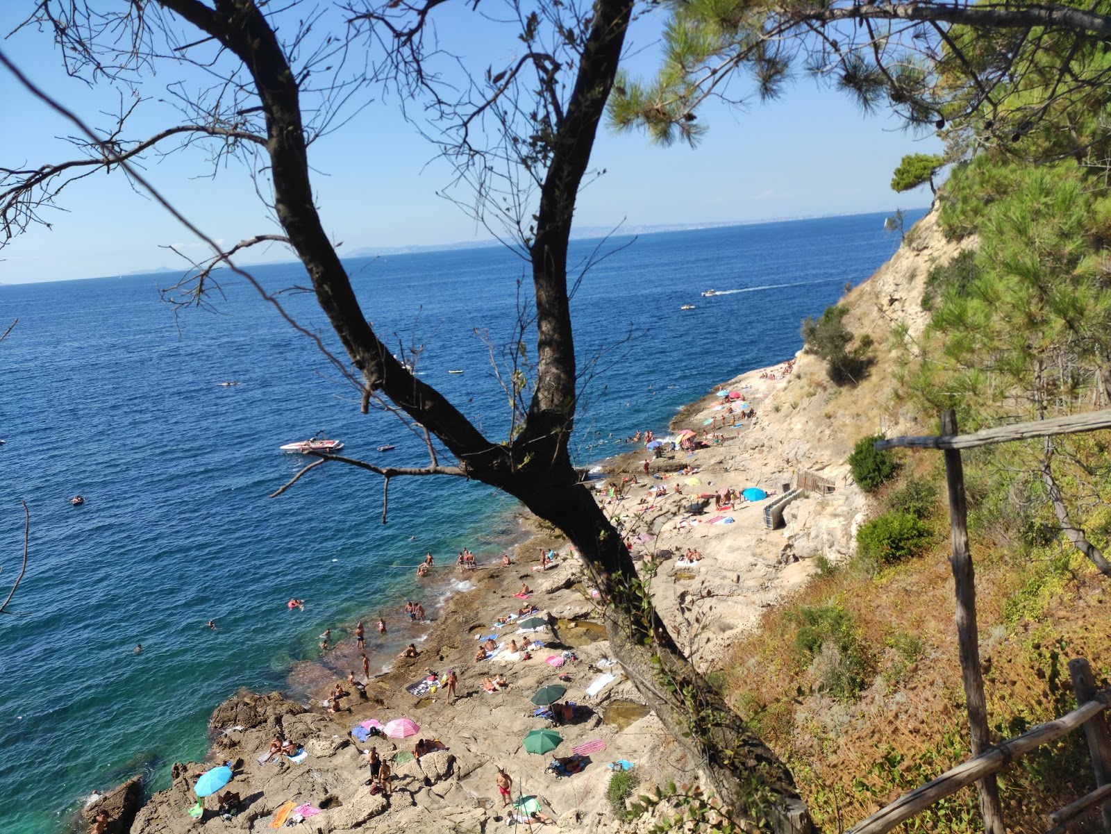 Foto van Spiaggia della Pignatella wilde omgeving