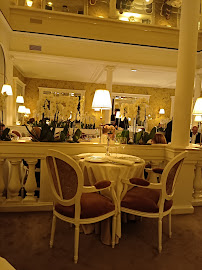 Atmosphère du Restaurant gastronomique Lasserre à Paris - n°2