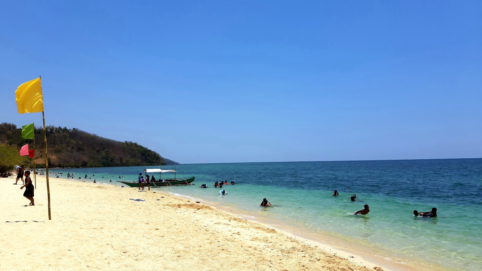 Foto von Buktot Beach mit heller sand Oberfläche