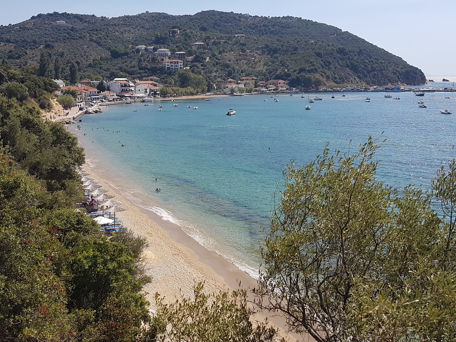 Photo de Platanias beach avec baie spacieuse