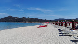 Foto von Spiaggia di Cala Sinzias und die siedlung