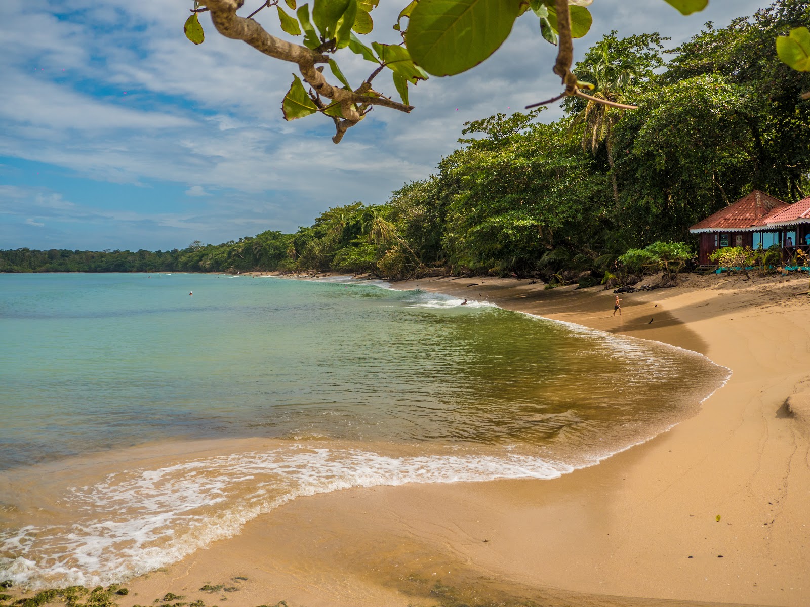 Foto von Playa Galardonada und die siedlung