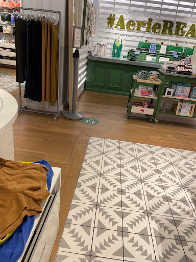 Clothing Store «AEO & Aerie Store», reviews and photos, 825 Dulaney Valley Rd #116, Towson, MD 21204, USA