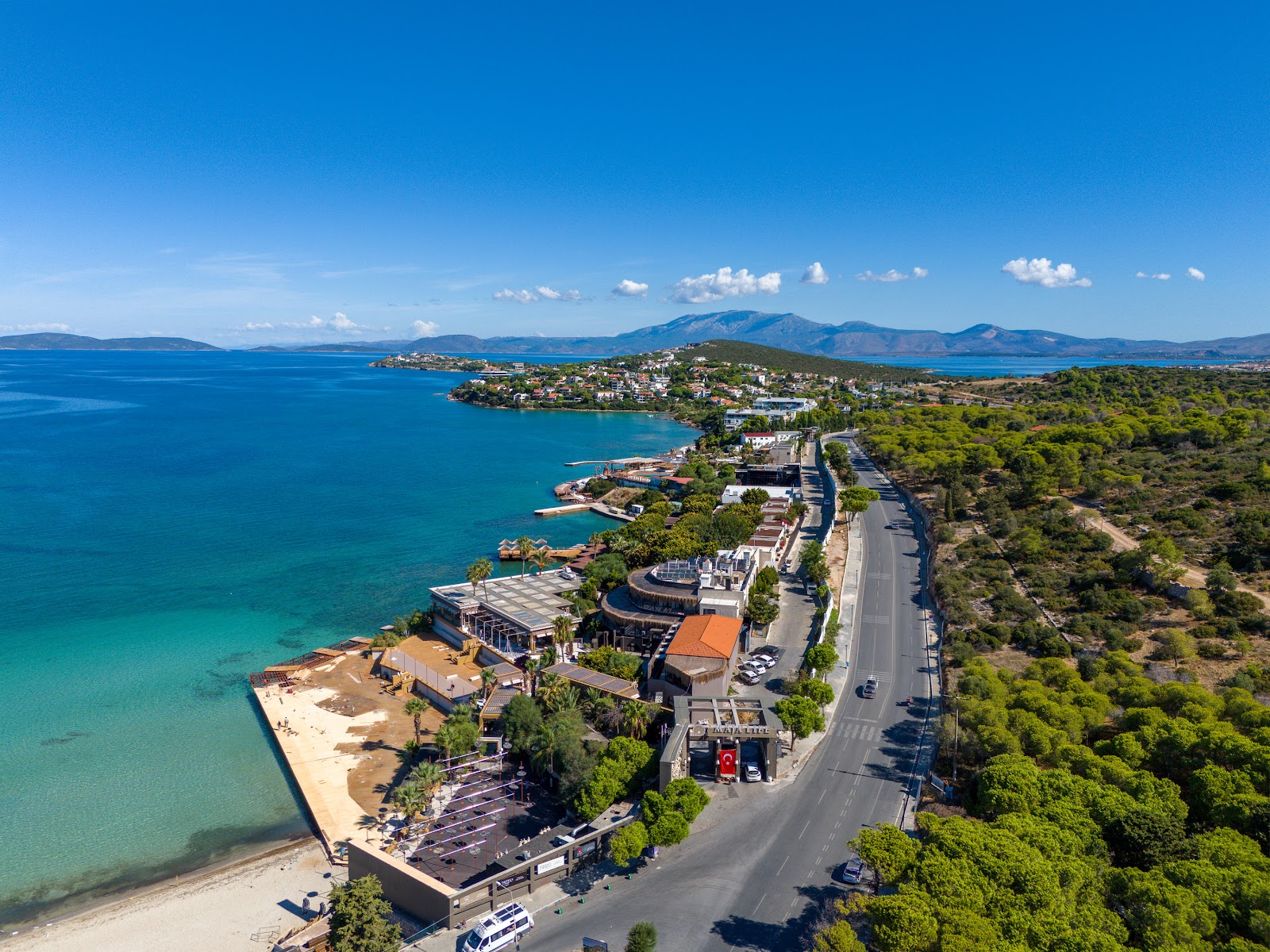 Foto de Maja Beach con arena gris superficie