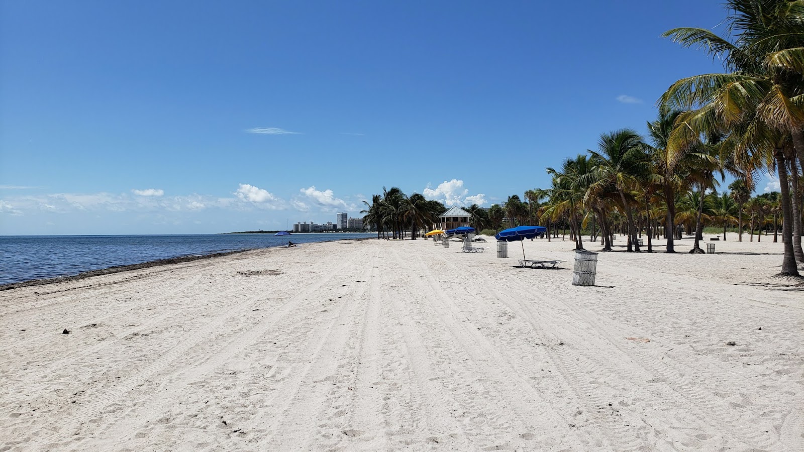 Photo de Crandon beach avec sable lumineux de surface