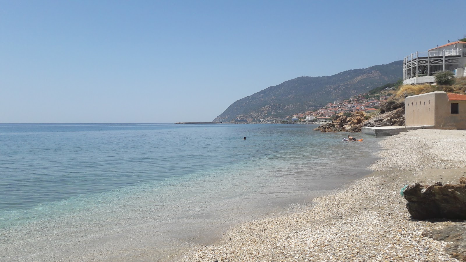 Foto von Plomari beach Saint Isidoros und die siedlung