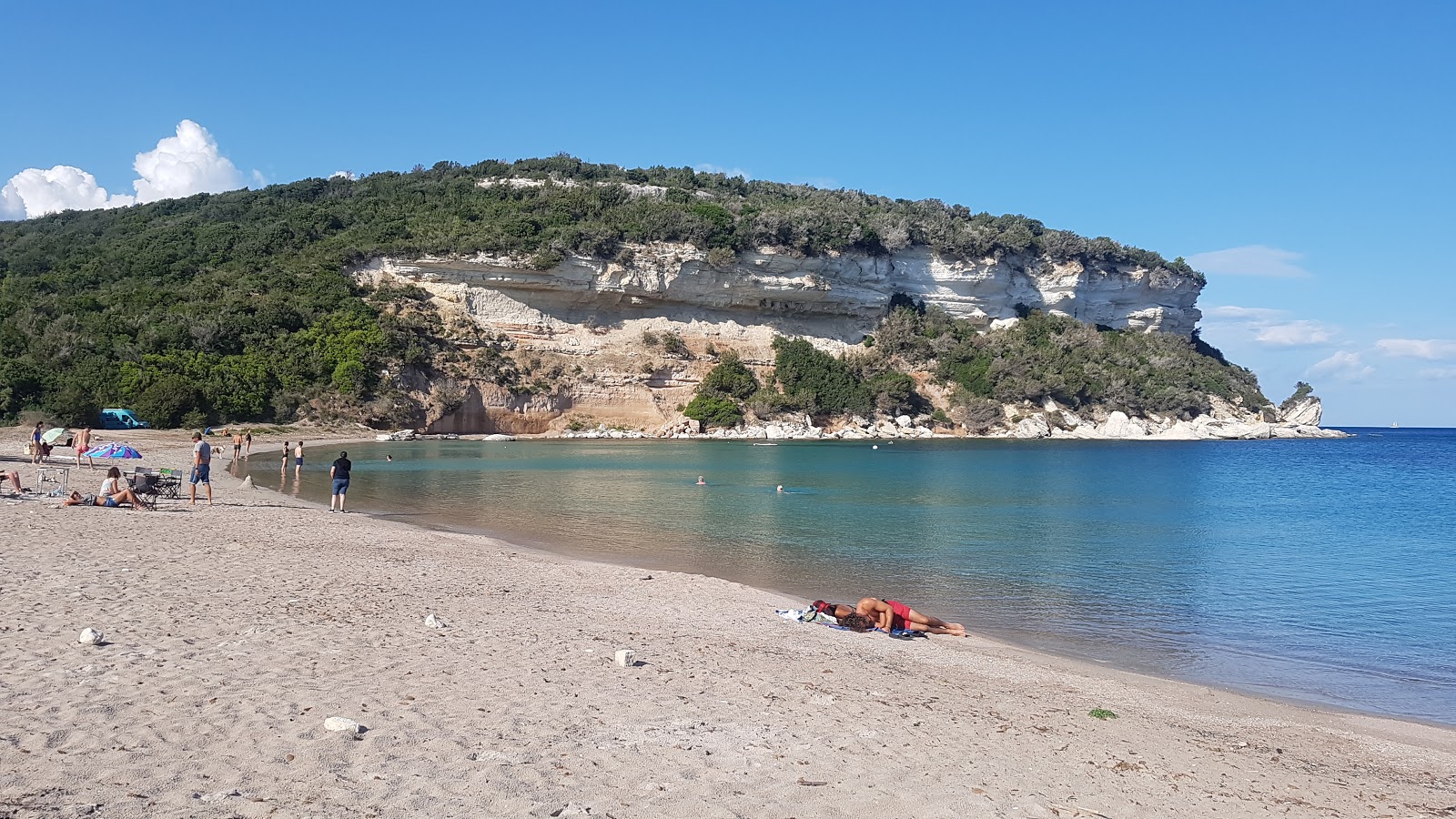 Foto af Canetu beach bakket op af klipperne
