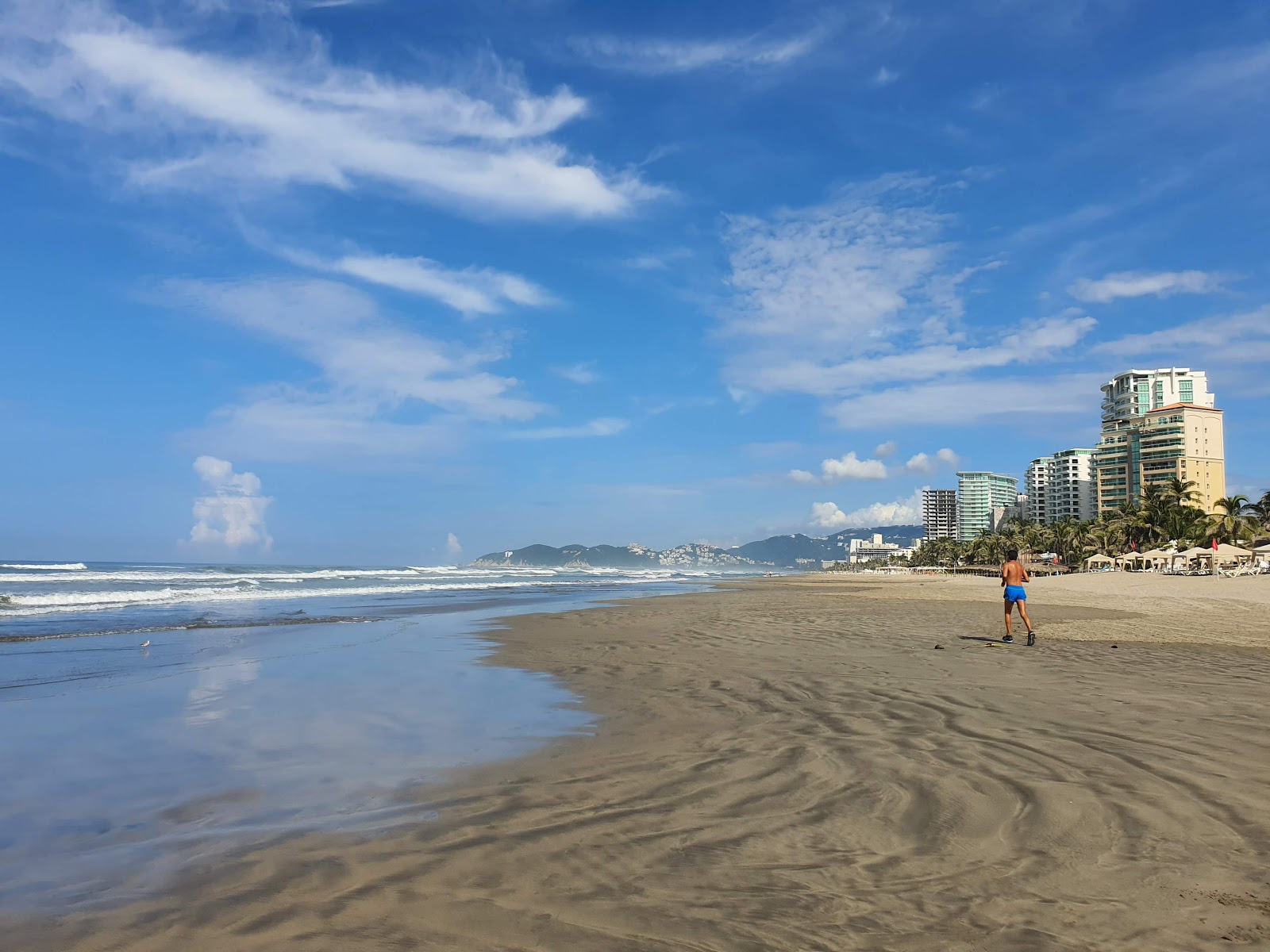 Foto de Playa Sea Garden con brillante arena fina superficie