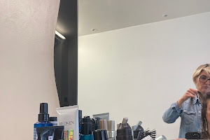 Céline, Salon de coiffure « hommes & femmes »