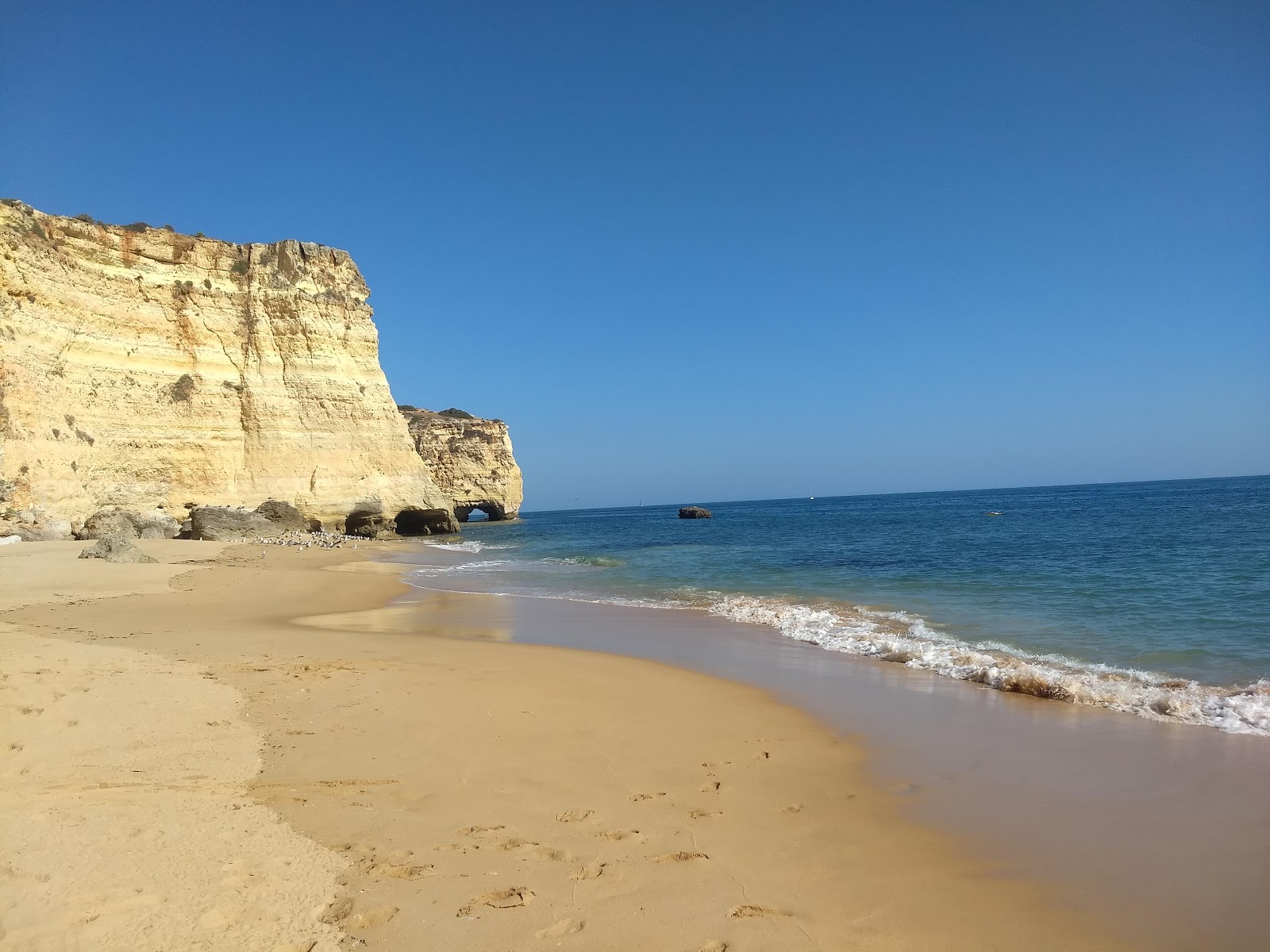 Foto av Praia da Afurada med turkos rent vatten yta