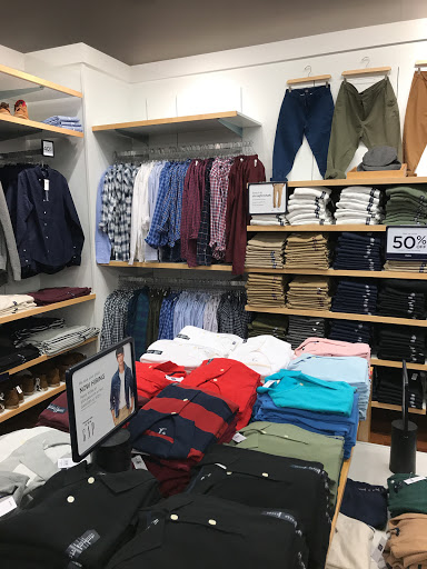 Clothing Store «Gap Outlet», reviews and photos, 5220 N Rose St, Rosemont, IL 60018, USA