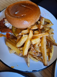 Sandwich au poulet du Restaurant de cuisine américaine moderne Gumbo Yaya Chicken and Waffles à Paris - n°11