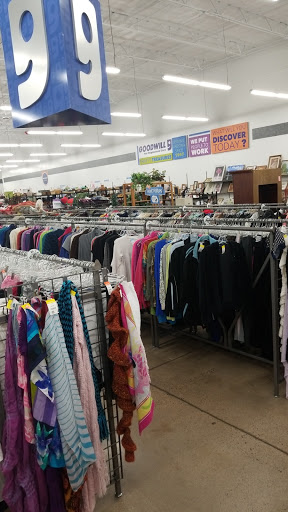 Thrift Store «Priest & Elliot Goodwill Retail & Donation Center», reviews and photos, 7850 S Priest Dr, Tempe, AZ 85284, USA
