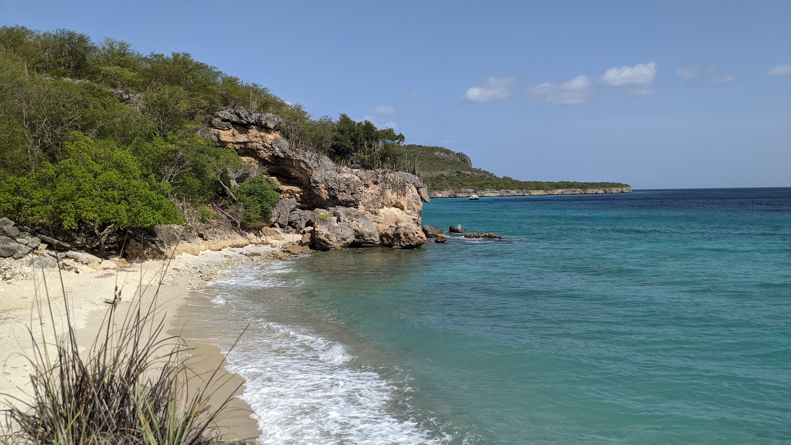 Photo of Playa Hundu with light sand &  pebble surface