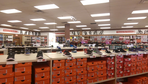 Shoe Store «Famous Footwear», reviews and photos, 179 Levittown Pkwy, Levittown, PA 19055, USA