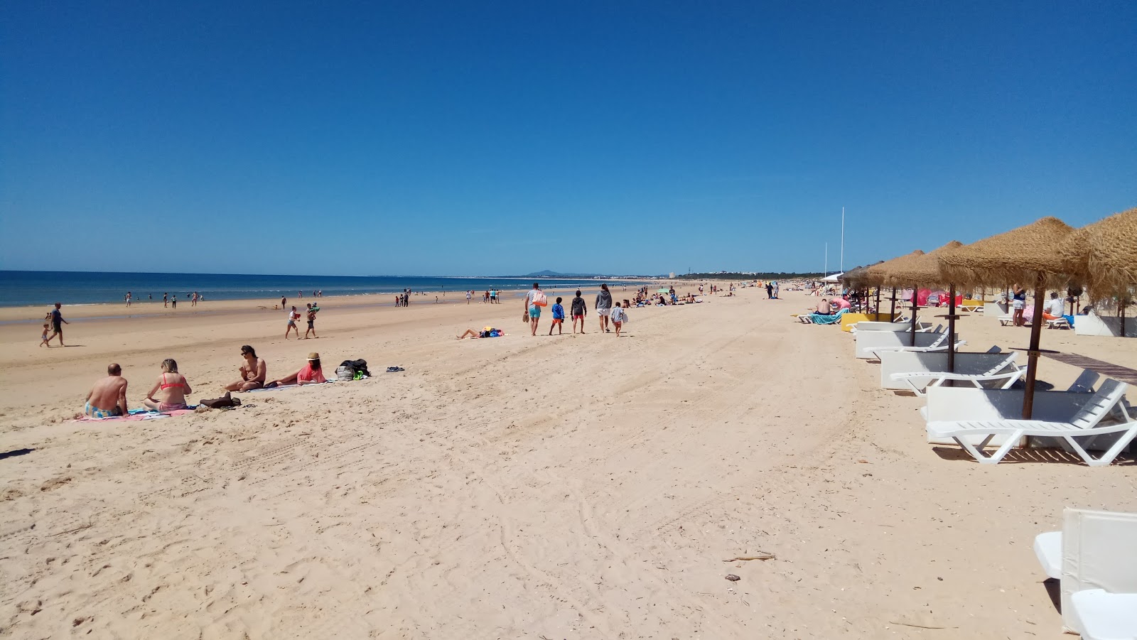 Photo de Monte Gordo avec sable fin et lumineux de surface