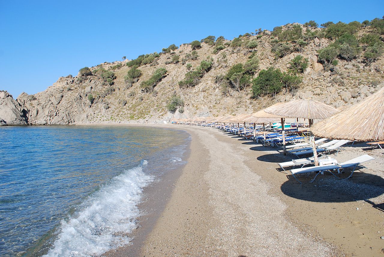 Foto di Pachia Ammos sorretto da scogliere