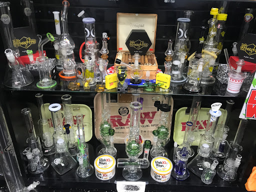 Tobacco Shop «The Hub Smoke Shop & Gifts», reviews and photos, 6410 N Oak Trafficway, Kansas City, MO 64118, USA
