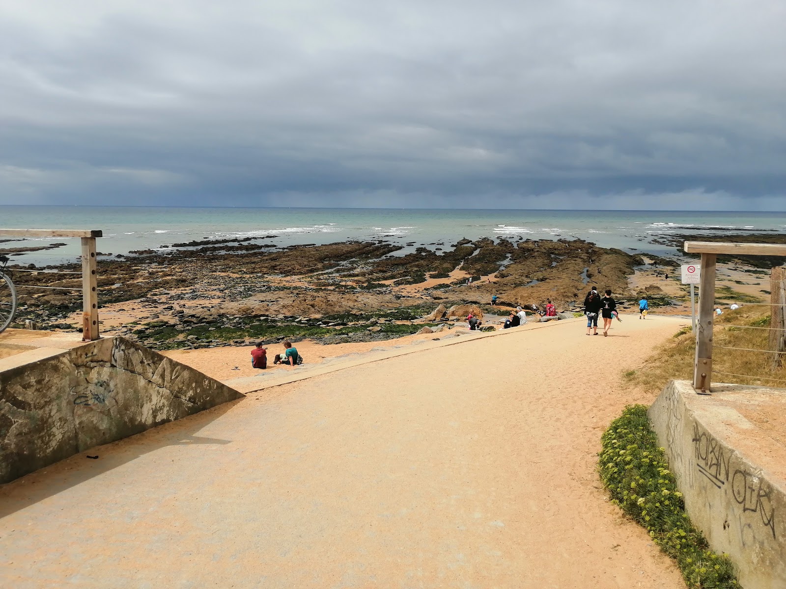 Foto av Sauveterre strand med turkos rent vatten yta