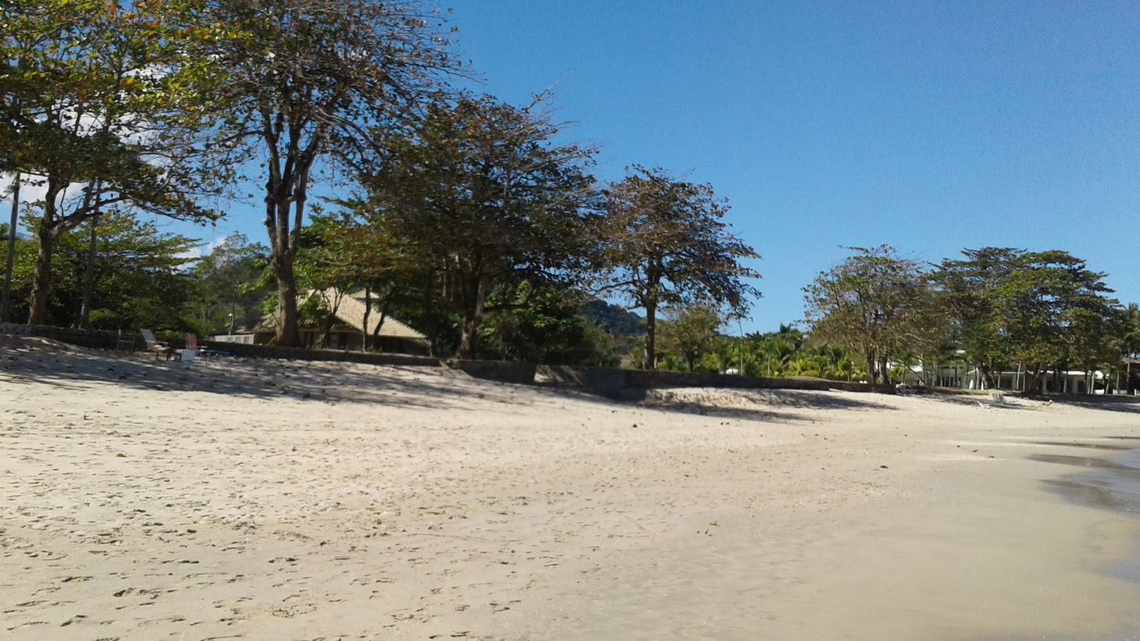 Foto av Praia da Fazenda omgiven av klippor