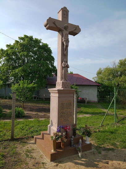 Kereszt a Kiskör út-Ladányi út sarkán magánház kertjében