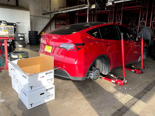 Tire Shop «Discount Tire Store - Naperville, IL», reviews and photos, 535 Fort Hill Dr, Naperville, IL 60540, USA