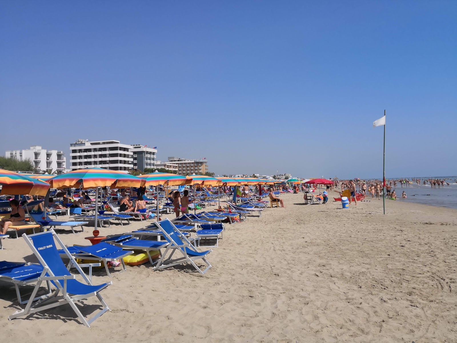 Fotografija Spiaggia di Villa Rosa z svetel pesek površino