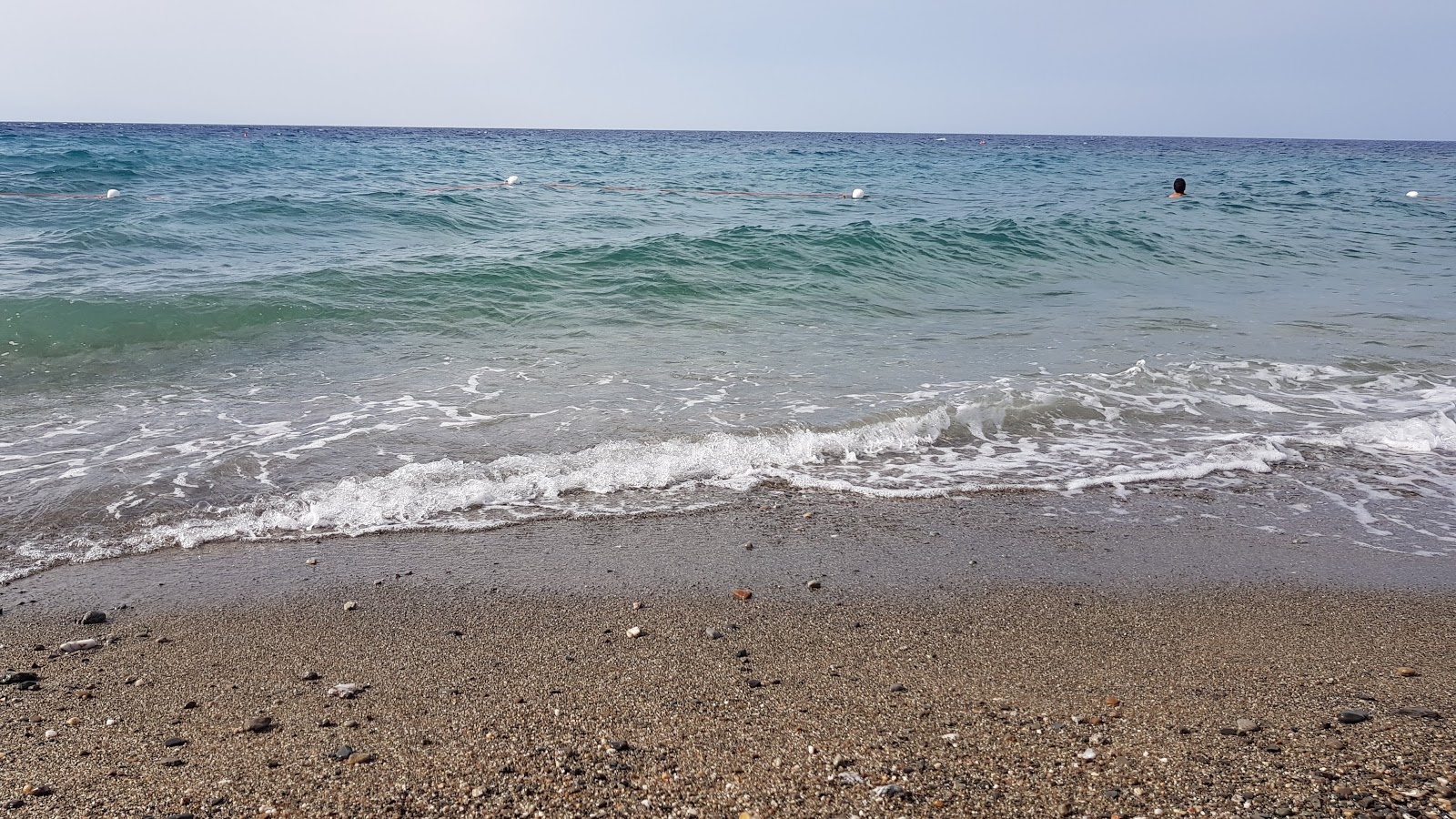 Gallarate beach II的照片 带有蓝色的水表面