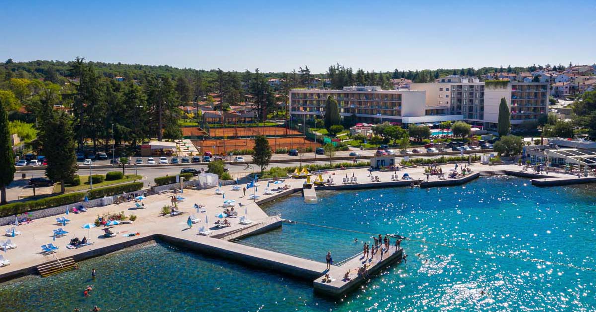 Foto von Porec beach mit grauer sand & kiesel Oberfläche