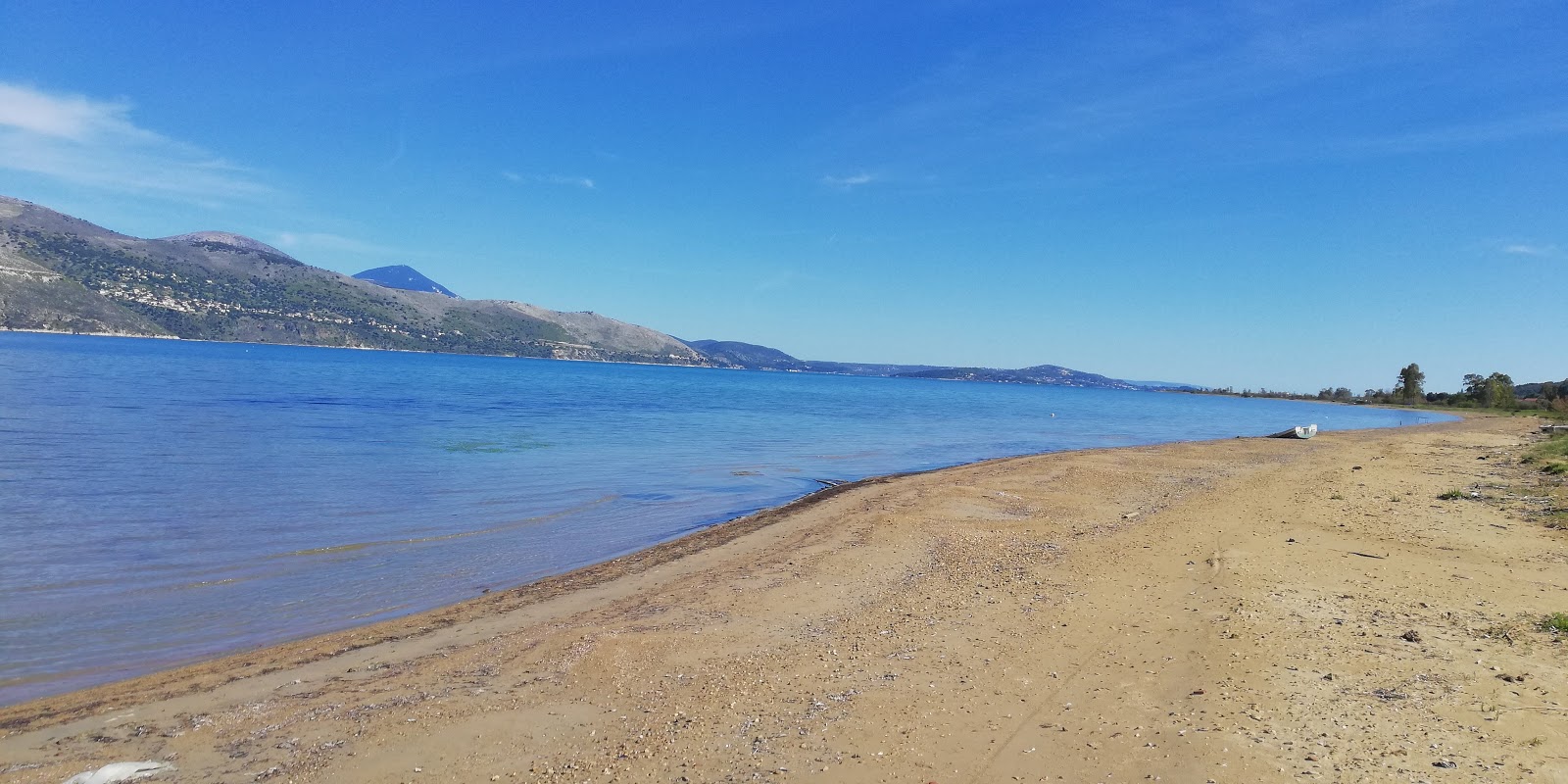 Foto van Variko beach met laag niveau van netheid