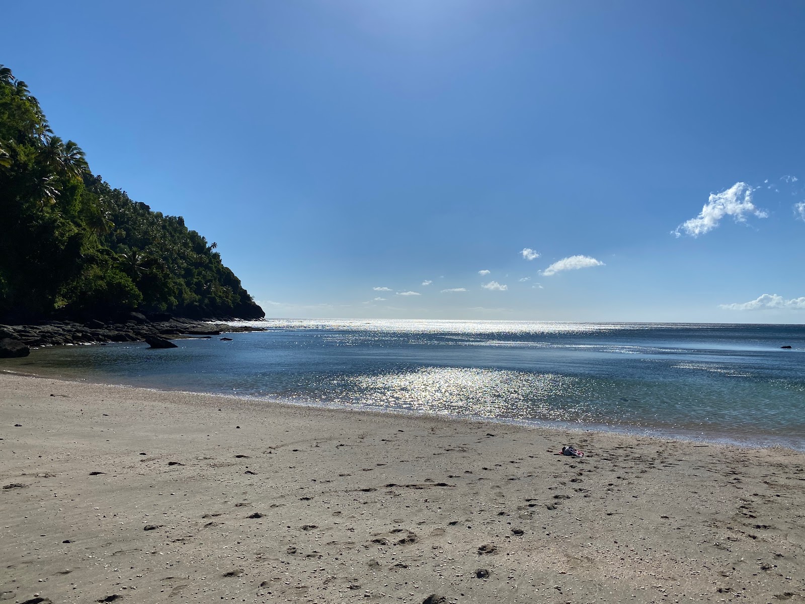 Fotografie cu La Plage SOMBHE cu o suprafață de nisip beige