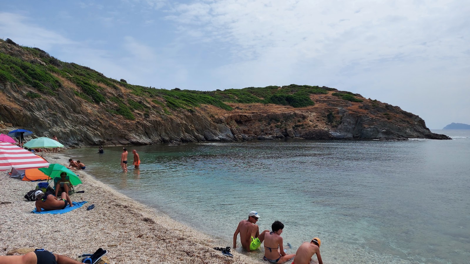Foto von Cala Is Crabas Beach umgeben von Bergen