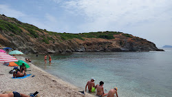Foto von Cala Is Crabas Beach umgeben von Bergen