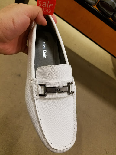 Stores to buy men's slippers Minneapolis