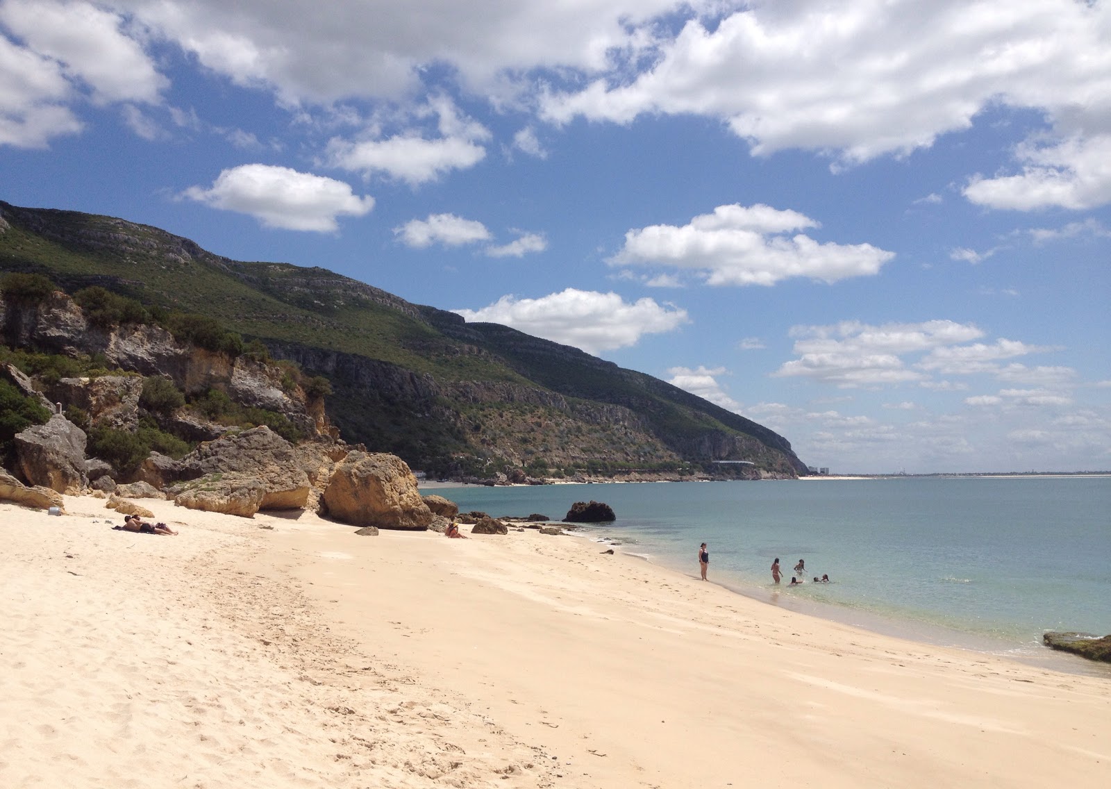Foto di Praia dos Coelhos circondato da montagne