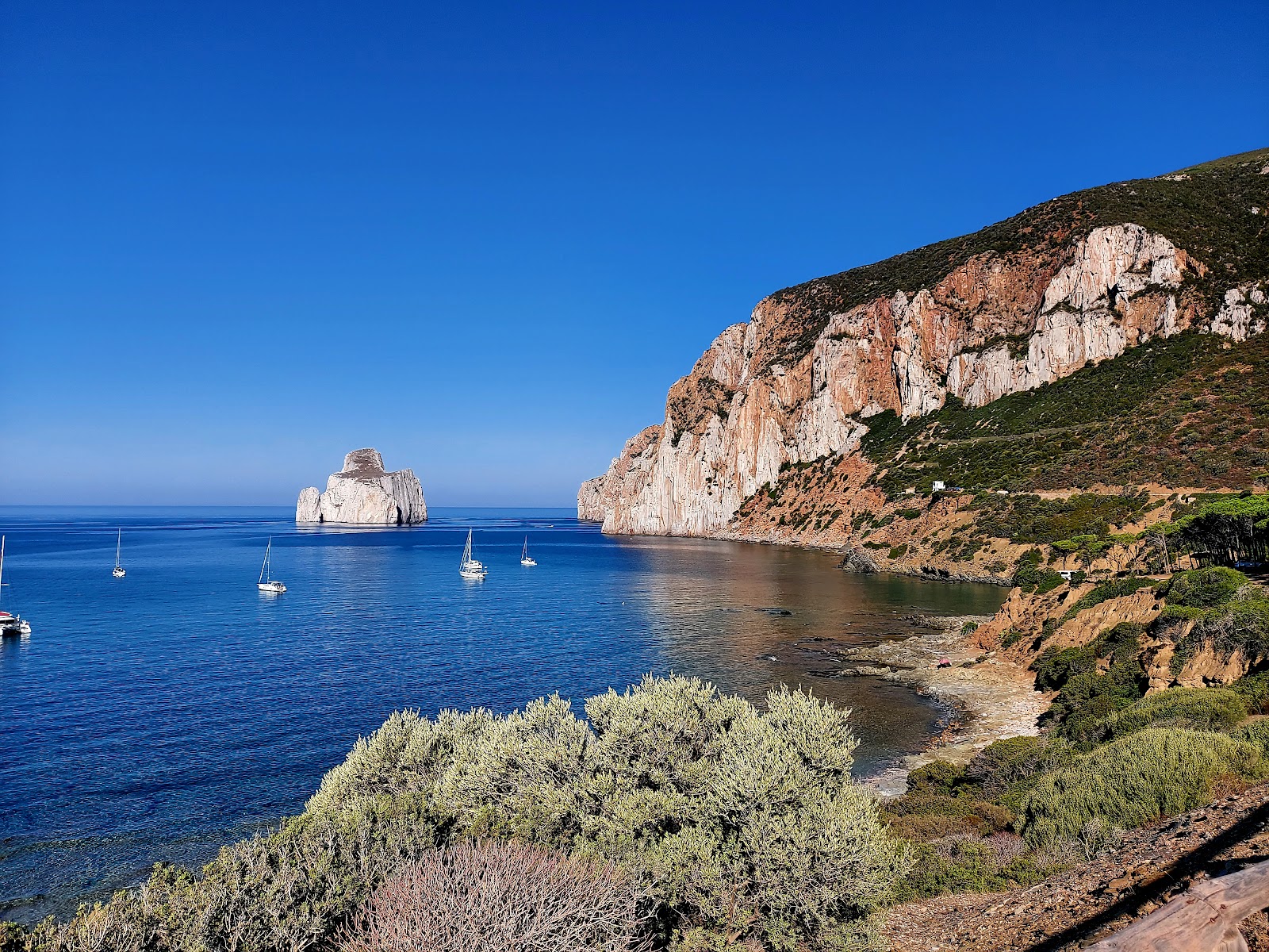 Fotografija Spiaggia di Bega sa Canna z modra čista voda površino